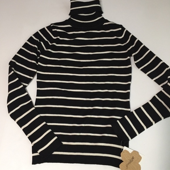 🆕 Black and White Striped Turtleneck (Juniors) - Picture 5 of 5